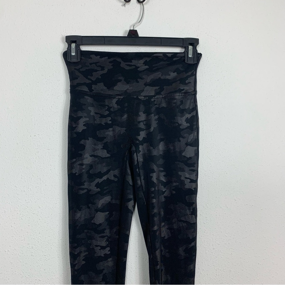 Spanx Matte Black Faux Leather Camo Leggings Small - Picture 3 of 8